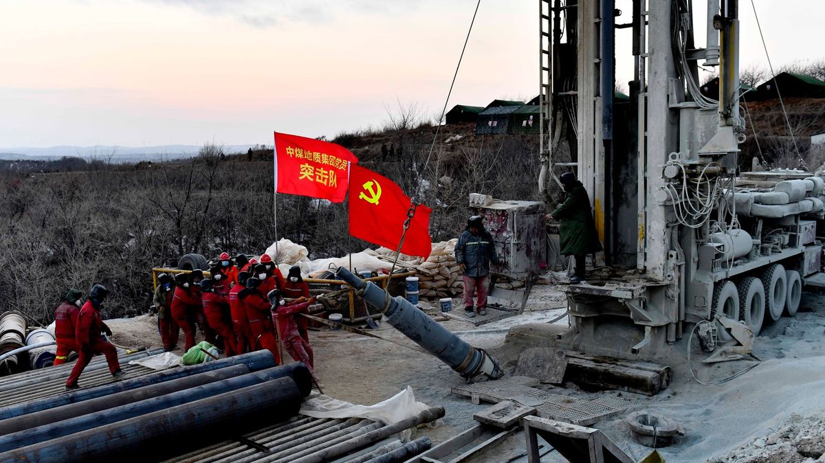 Zasypaní horníci zůstanou v čínském dole měsíc. Zemřel první z nich